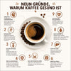Frische Tasse Kaffee mit Kaffeebohnen und Symbolen für Gesundheit, Energie, Konzentration und Antioxidantien