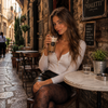 Kaffee-Frappé mit Eiswürfeln und cremigem Milchschaum – erfrischender Kaffeegenuss nach griechischer Art.