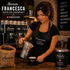 Italienischer Espressokocher auf dem Herd mit frisch gebrühtem Espresso und klassischer Mokkakanne.