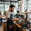 Moderne Siebträgermaschine beim Espresso-Bezug – Testsieger 2026 für Home-Barista in der Schweiz.