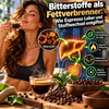 Dunkler, ungesĂŒsster Espresso mit sĂ€miger Crema neben gerösteten Bohnen und frischen BitterkrĂ€utern im Dramatik-Licht