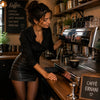 Espresso läuft zu langsam aus dem Siebträger – Barista erklärt Mahlgrad, Dosierung und optimale Durchlaufzeit.