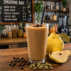 Aprikosen-Lavendel-Kaffee-Smoothie mit Espresso, Aprikosen, Lavendelblüten und Mandeldrink im Glas.