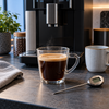 Kaffee aus dem Vollautomaten in einer Tasse mit Tipps gegen zu niedrige Kaffeetemperatur