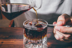 Kaffeepflanze, geröstete Bohnen und frisch gebrühter Espresso als Weg vom Anbau bis zur Tasse