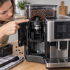 Kaffeevollautomat mit geöffnetem Bohnenbehälter bei einem Mahlwerksproblem