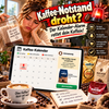 Leere Kaffeetüte neben Smartphone mit aufleuchtendem Kalender-Alarm und vollem Espresso-Glas im Dramatik-Licht