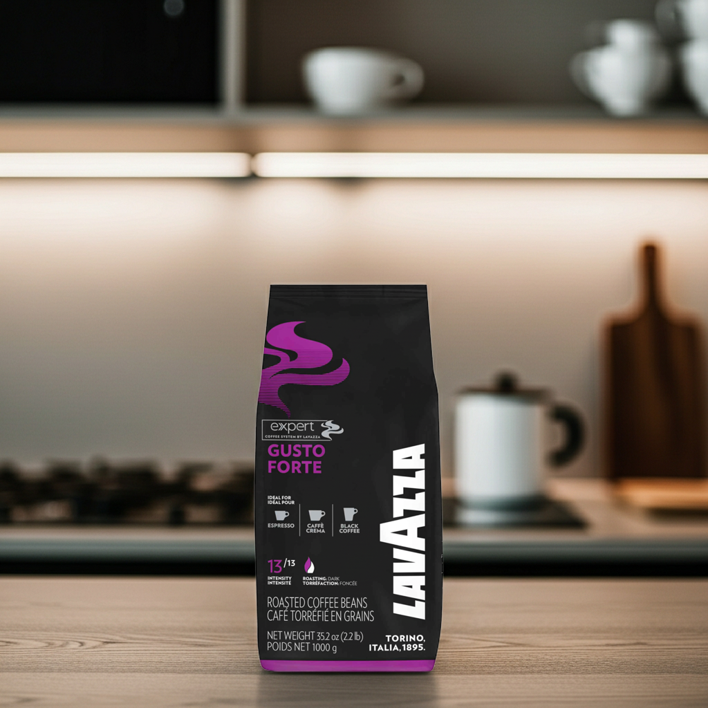 Lavazza Gusto Forte Espresso mit dichter dunkler Crema in einer Espressotasse