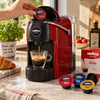 Lavazza A Modo Mio Maschine mit passender Espressokapsel und frisch gebrühtem Espresso