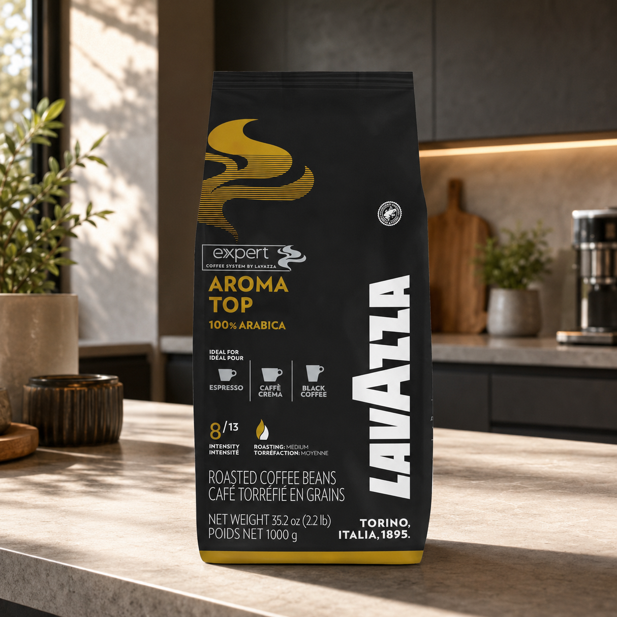 Lavazza Aroma Top Espresso mit feiner goldbrauner Crema in einer Espressotasse