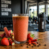 Rhabarber-Erdbeer-Chili-Kaffee-Smoothie mit Espresso, Erdbeeren, Rhabarber, Chili und Eiswürfeln im Glas.