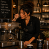 Kaffeemaschine ohne Kaffeeauslauf – Barista zeigt mögliche Ursachen und Lösungen bei einer blockierten Maschine