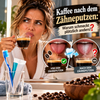 Zahnbürste mit weisser Paste liegt neben dampfender Espressotasse und dunklen Bohnen im harten Hell-Dunkel-Kontrast