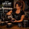 Latte Art mit Herzmotiv im Cappuccino – feinporiger Milchschaum und präzise Barista-Technik.