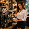 Moderne Siebträgermaschine mit frisch zubereitetem Espresso und perfekter Crema für echten Baristagenuss.