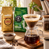 Lavazza Kaffee wird frisch als Filterkaffee in einer Glaskanne aufgebrüht