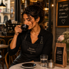 Illustration zur richtigen Schreibweise von Café und Kaffee mit Beispielen nach Duden und Schweizer Sprachgebrauch