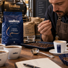 Lavazza Kaffeebohnen und Espresso als Beispiel für italienische Kaffeequalität