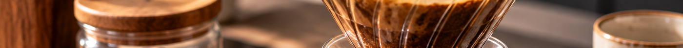 Kaffee von Hand aufbrühen mit Handfilter, frisch gemahlenem Kaffee und heissem Wasser