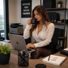 Kaffee im Büro mit moderner Kaffeemaschine und frischem Espresso für Mitarbeitende und Unternehmen.