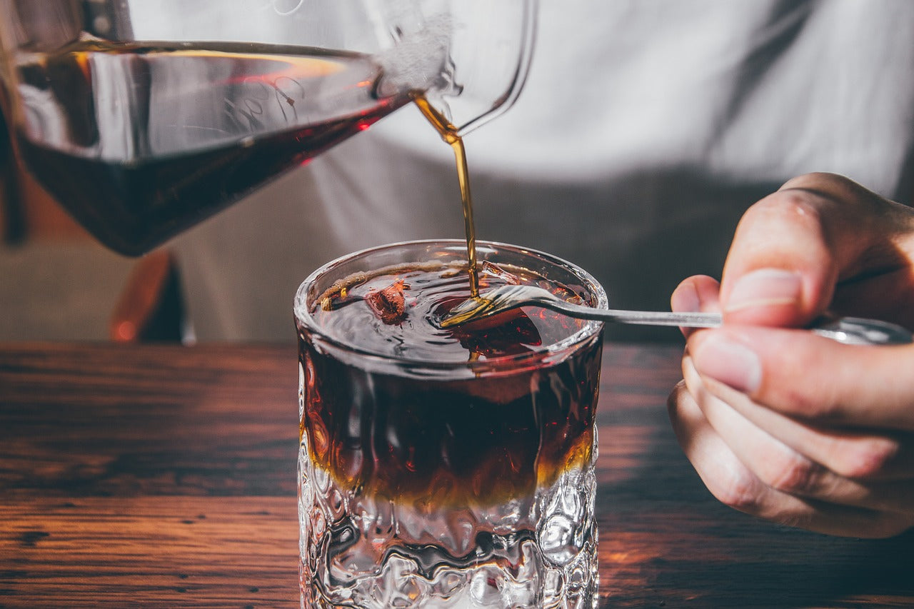 Kaffeepflanze, geröstete Bohnen und frisch gebrühter Espresso als Weg vom Anbau bis zur Tasse