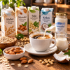 Kaffeerahm Ersatz mit Hafer-, Soja- und Mandeldrink neben einer Tasse Kaffee