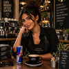 Eine Dose Red Bull neben Espresso und Filterkaffee – Koffeinvergleich zwischen Energy Drink und Kaffee