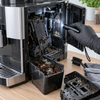 Geöffneter Kaffeevollautomat mit sichtbaren Schimmelspuren im Innenbereich
