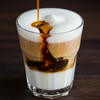 Latte Macchiato Zubereitung Schritt für Schritt: vorgewärmtes Glas, heiße Milch, cremiger Milchschaum und Espresso in klaren Schichten
