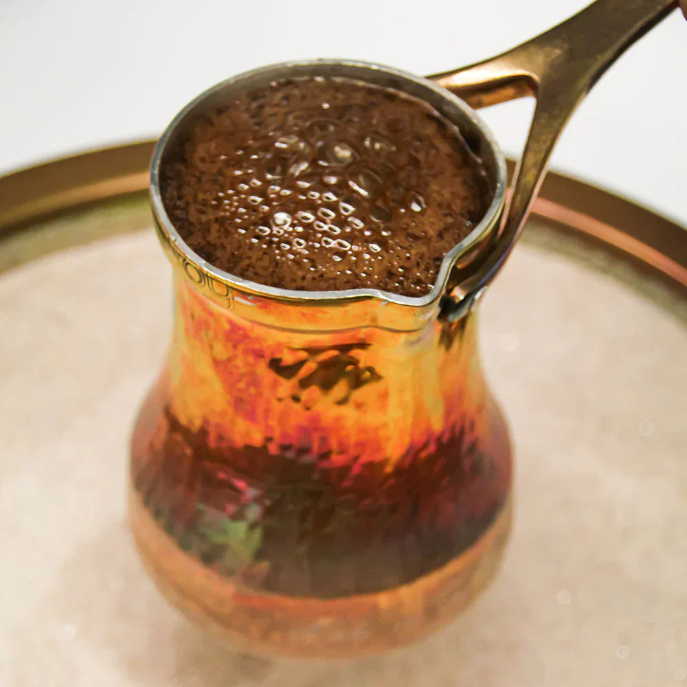 Vergleich von Mokka, Mocha und türkischem Kaffee: Traditionelle Zubereitung im Cezve-Kännchen neben modernem Schokokaffee.