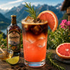 Alpen Grapefruit Kaffee Traum mit Espresso, Pink Grapefruit, Alpenbitter, Eiswürfeln und Rosmarin.
