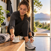 Espresso neben Sportschuhen und Hantel als Symbol für Kaffee vor dem Training