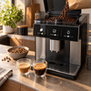 Neue Kaffeebohnen werden in einen Kaffeevollautomaten eingefüllt und für den ersten Espresso optimal eingestellt.