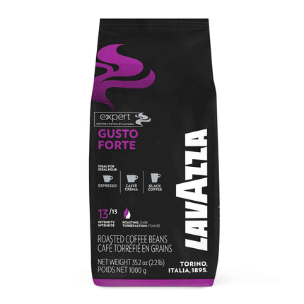 1-kg-Packung Lavazza Gusto Forte mit kräftigem Espresso und dunkler, haselnussbrauner Crema in der Tasse