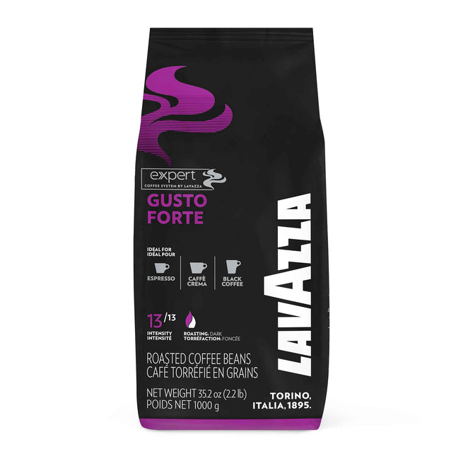 1-kg-Packung Lavazza Gusto Forte mit kräftigem Espresso und dunkler, haselnussbrauner Crema in der Tasse