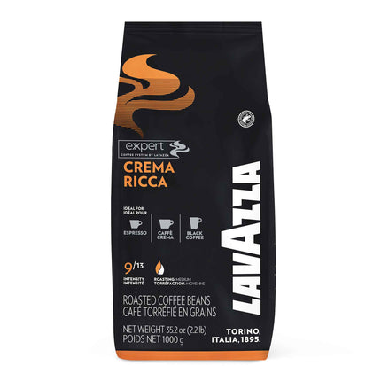 1-kg-Packung Lavazza Crema Ricca mit Espressobohnen und goldbrauner Crema in einer Espressotasse