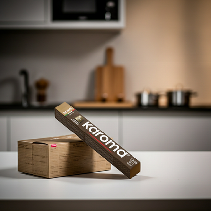 Kartonverpackung der Caffè Karoma Soave Sorte mit sichtbarem Logo und Fokus auf das blau-goldene Design.