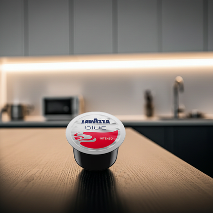Lavazza BLUE Intenso – 100er Packung mit einer dunklen Röstung und intensiven Kaffeearomen.