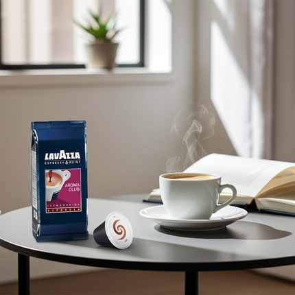 Nahaufnahme Aroma Club Kapseln – Fokus auf die schonende Röstung und das komplexe Profil der Arabica-Mischung.