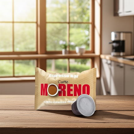 Nahaufnahme Moreno Espresso Bar Kapseln – Fokus auf die dunkle, neapolitanische Röstung und dichte Textur.