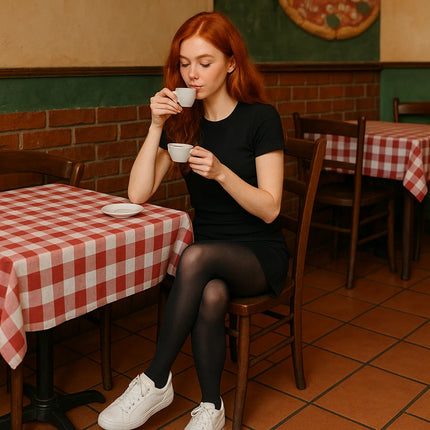 Junge Frau genießt italienischen Kaffee – stilvoller Kaffeegenuss in Café-Atmosphäre Kaffeegeniesser.ch Kaffee Espresso Blog Restaurant