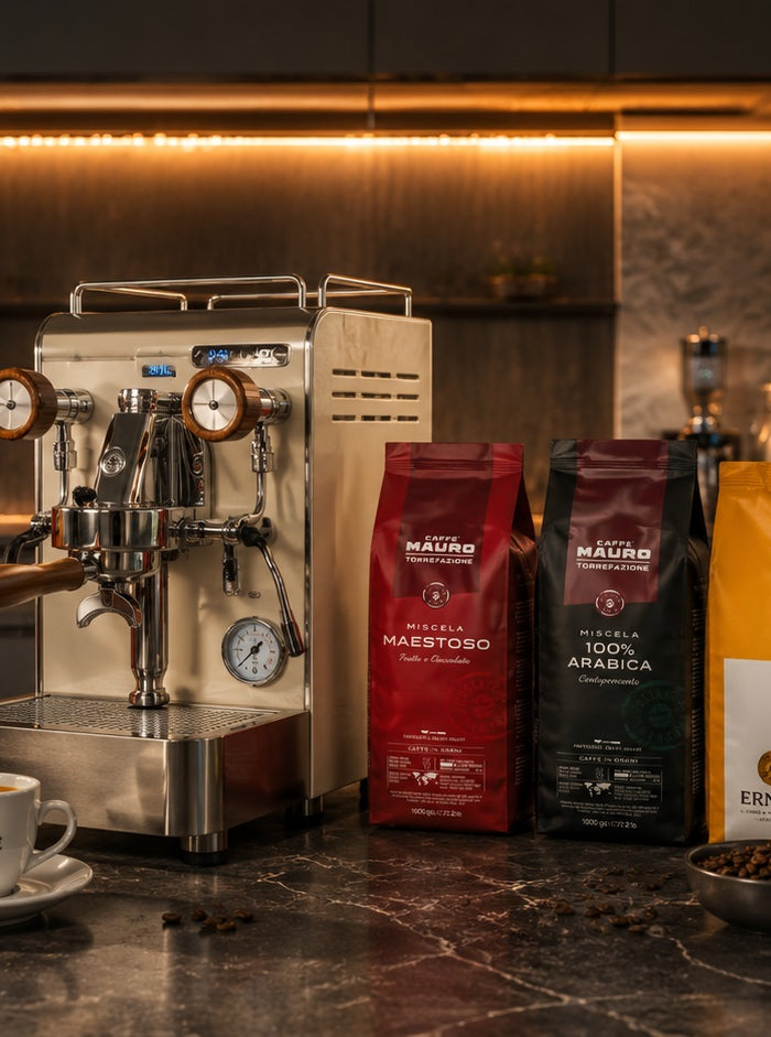 Premium-Kaffeebohnen von Mauro, Mokador, Ernani, Morganti und Lavazza in moderner Küche.