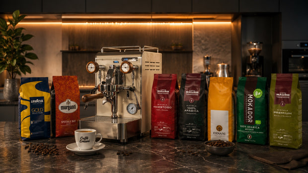 Premium-Kaffeebohnen von Mauro, Mokador, Ernani, Morganti und Lavazza in moderner Küche.