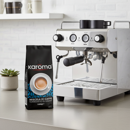 Frisch zubereiteter Espresso mit Karoma Blu Bohnen – zeigt die haselnussbraune Crema-Struktur