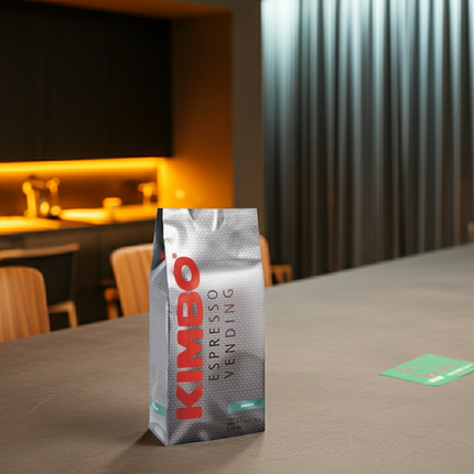 Kimbo Espresso Vending Kaffeebohnen 50/50 mit harmonischem Aroma und samtiger Crema in der Espressotasse