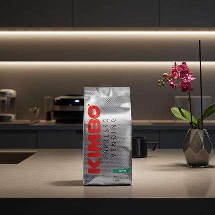 Frisch gebrühter Kimbo Espresso Vending 50/50 mit dichter Crema und aromatischem Espressoduft