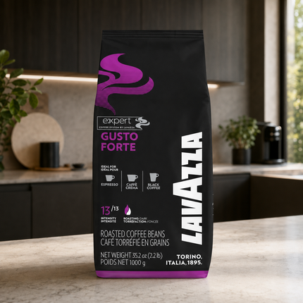 Dunkel geröstete Lavazza Gusto Forte Robusta-Bohnen für Espresso und Café Crème