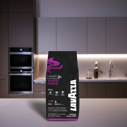 Lavazza Gusto Forte 1 kg mit vollmundigem Robusta-Espresso und lang anhaltendem, intensivem Nachgeschmack
