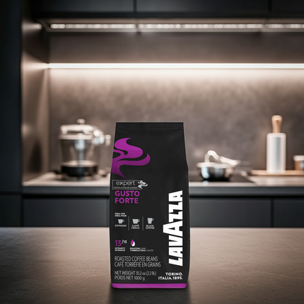 Frisch gebrühter Espresso aus Lavazza Gusto Forte 100 % Robusta mit feinporiger, haselnussbrauner Crema