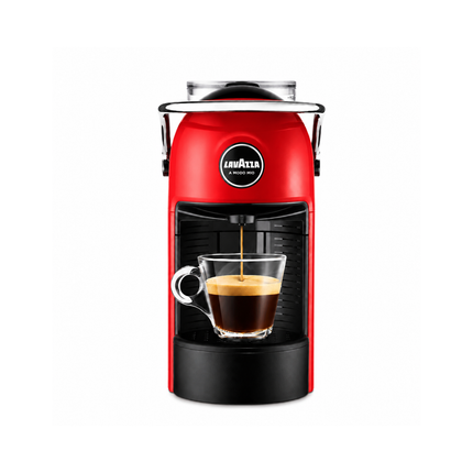 Rote Espressomaschine mit einer Tasse frisch gebrühtem Espresso auf einer hellen Küchenarbeitsplatte